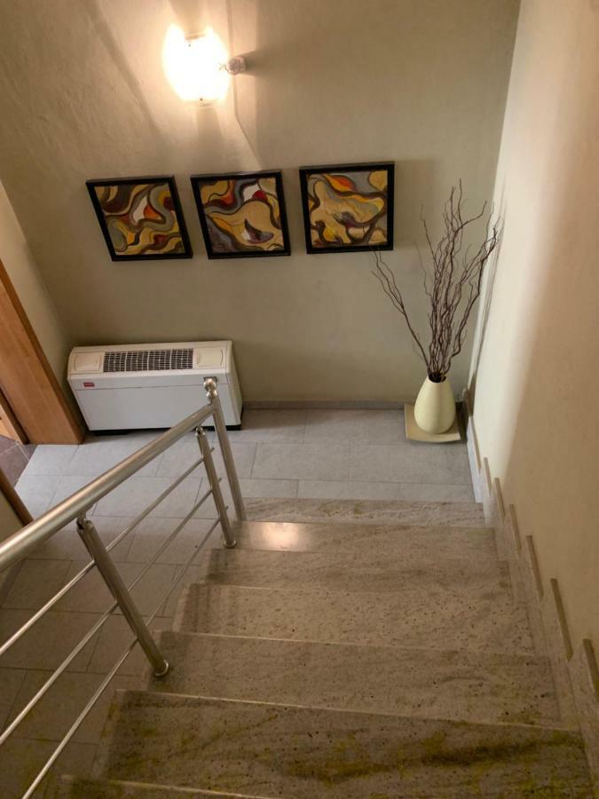 Albjona Guesthouse Tirana Buitenkant foto